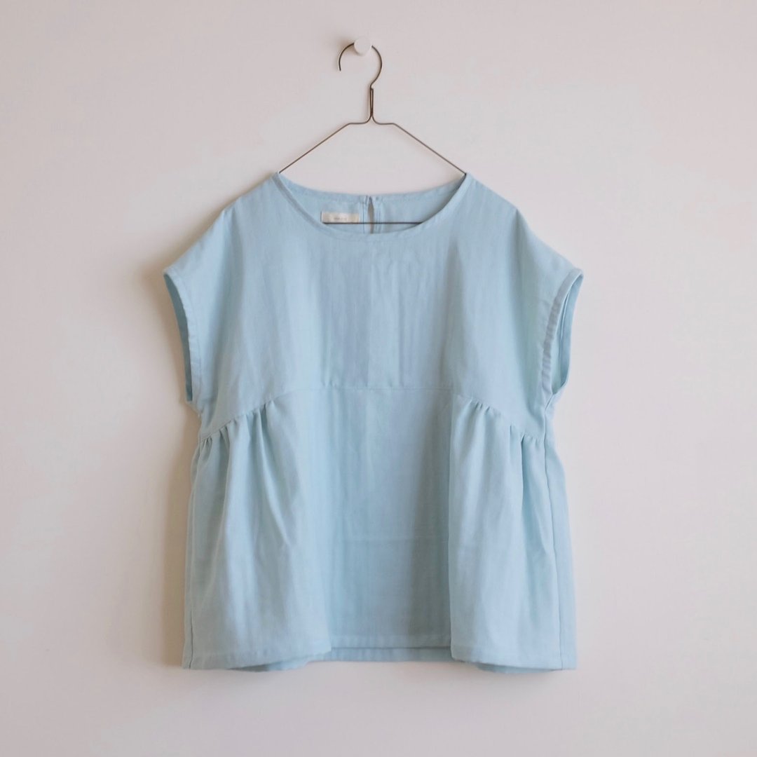 日常手作服 遇见夏日 青空色法式袖宽罩衫 二重棉纱 - 女装背心 - 棉．麻 蓝色