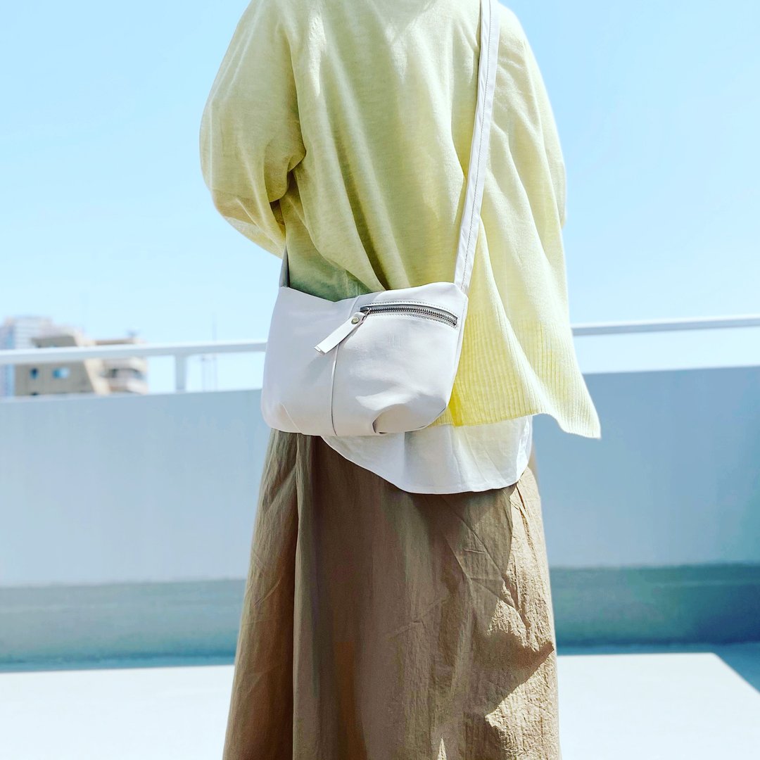 horse leather soft and light pochette off white - 侧背包/斜挎包 - 真皮 白色