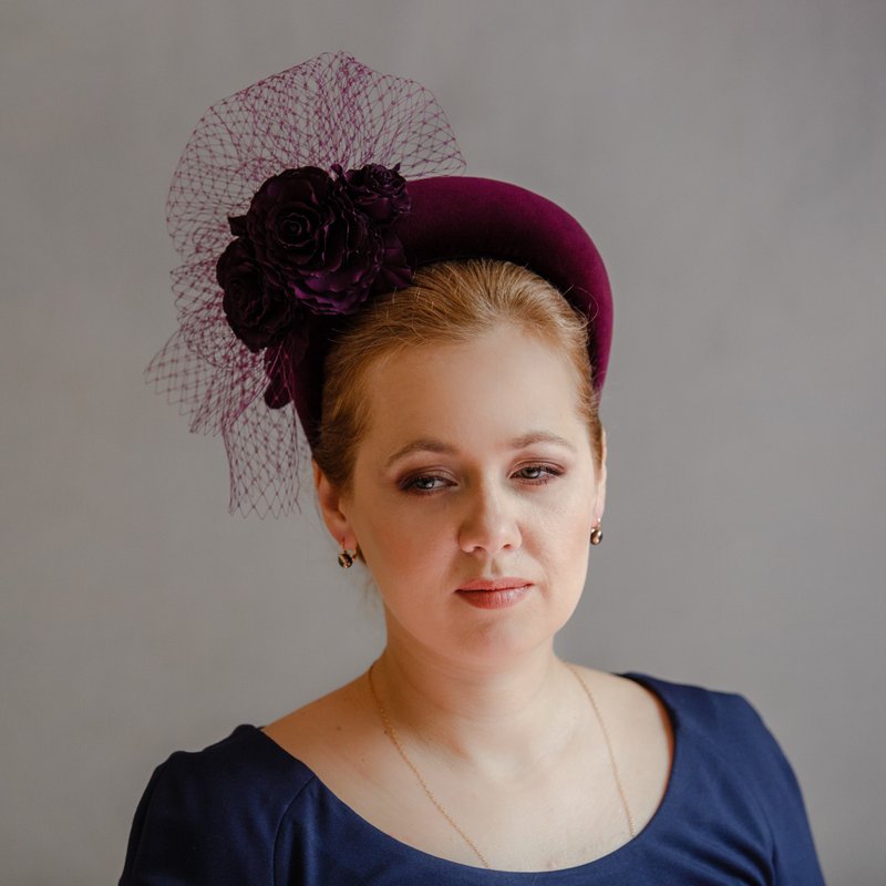 Statement wedding fascinator. Wedding guest hairband. Velvet padded headband. - 发带/发箍 - 其他材质 紫色