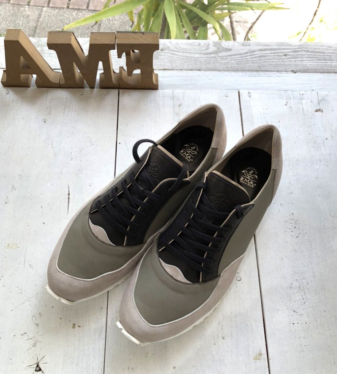 Khaki × Light gray Slim yet comfortable to wear Unisex design Genuine leather sneakers SUN by EMA Made in Japan - 女款运动鞋/球鞋 - 真皮 卡其色