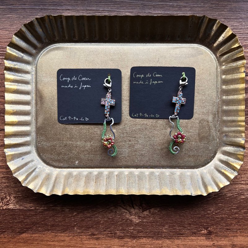 将亚洲绳结与珠饰编织成猫咪造型 - 钥匙链/钥匙包 - 其他材质 