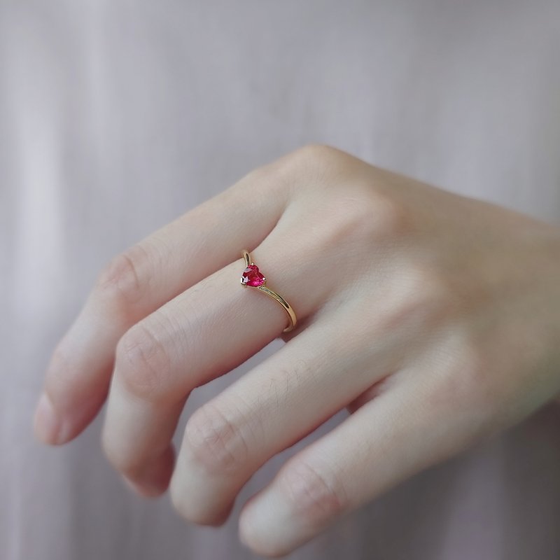 限量现货 - 天然心形红宝石 18K 黄女戒 | CR02 V 型对戒 - 戒指 - 宝石 红色