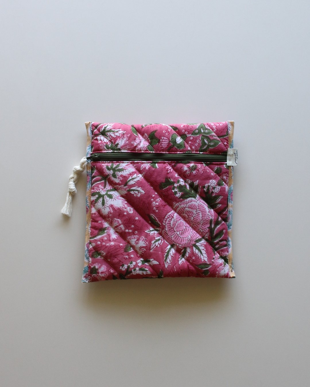 Block quilt Book Sleeve. / pink garden - 化妆包/杂物包 - 棉．麻 粉红色