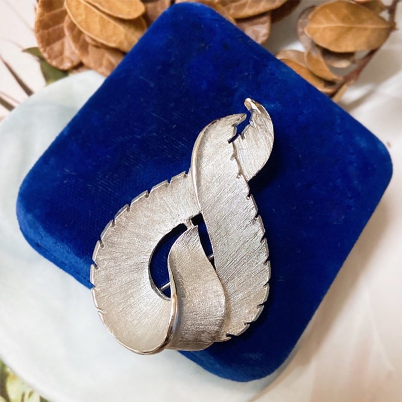 【西洋古董饰品】 银色羽翼 掐丝细纹 曲线转折 毛边 胸章 胸针 - 胸针 - 贵金属 银色