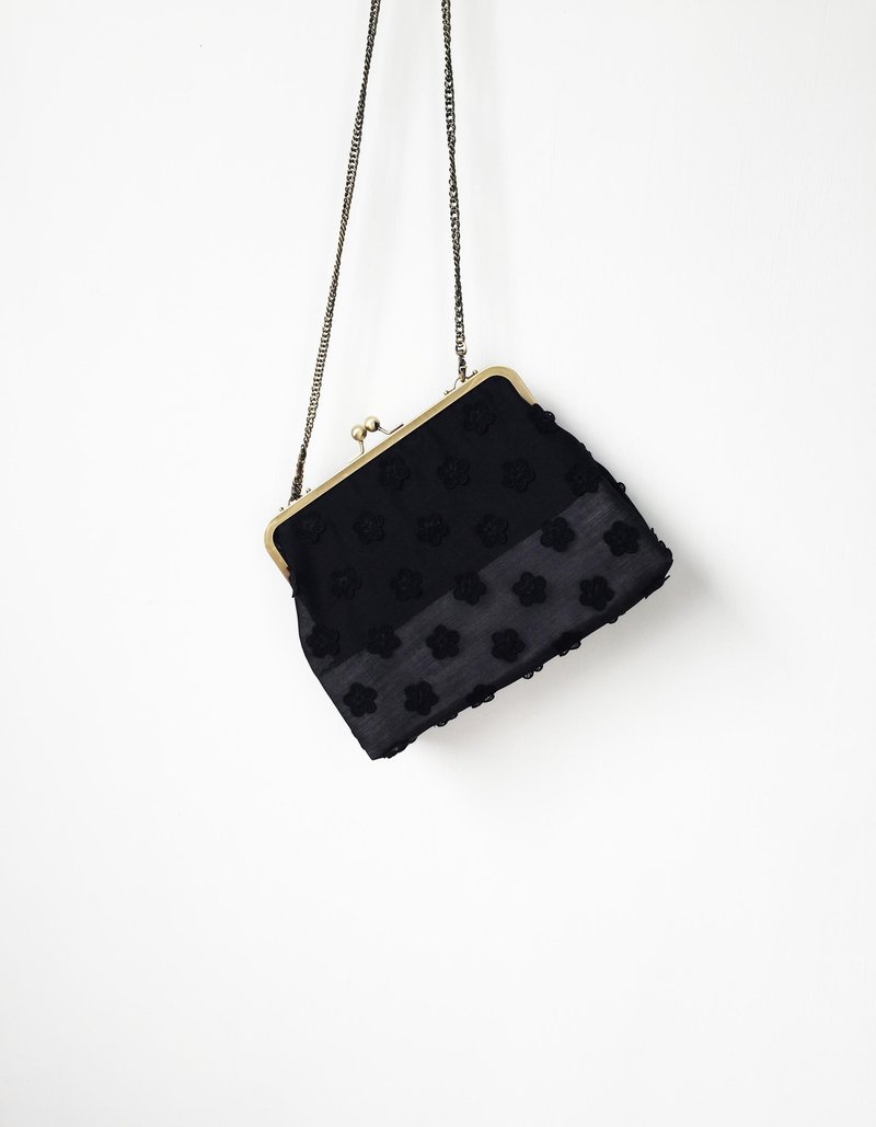 Wahr_立体花朵黑透白 大口金包/手拿包/侧背包/肩背包/随身包 - 侧背包/斜挎包 - 聚酯纤维 