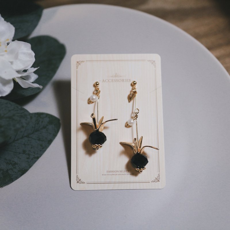 b48日系手作 黑金水晶金色千纸鹤 折纸垂坠耳环 - 耳环/耳夹 - 其他金属 黑色