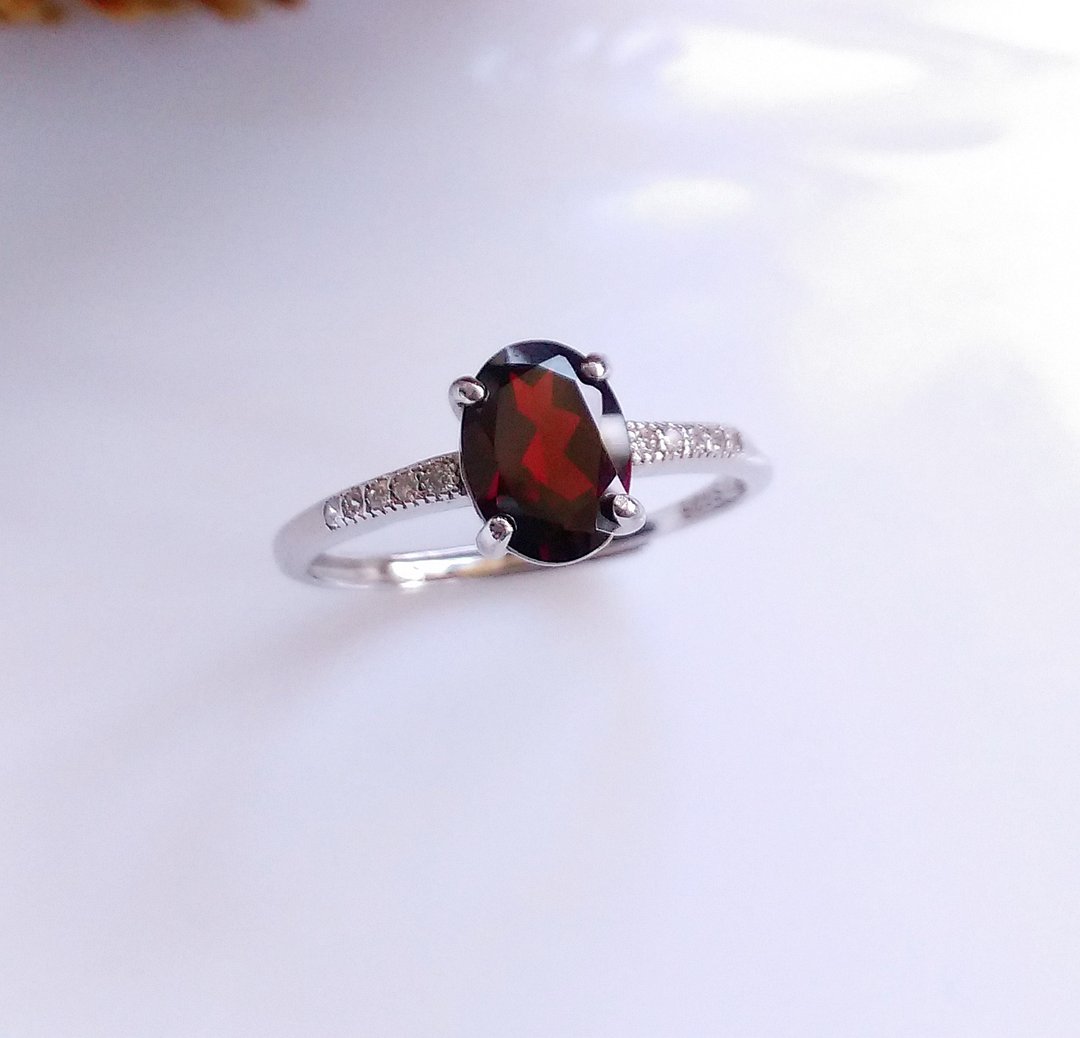 【一月诞生石】天然石榴石 6 x 8 mm 戒指 - 简约款 - 戒指 - 半宝石 