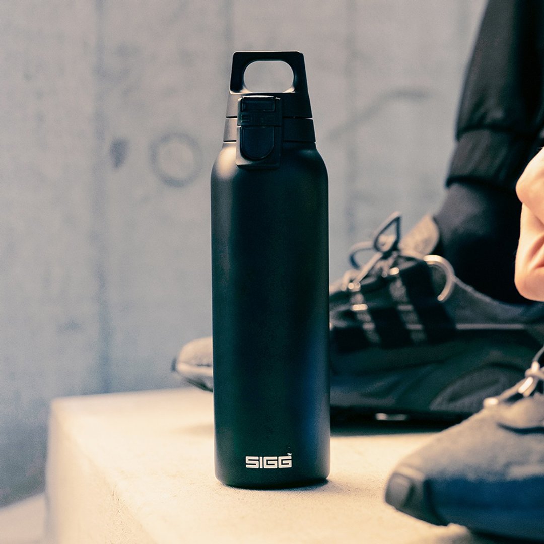 瑞士百年 SIGG 弹盖轻量保温瓶  550ml - 纯黑 - 保温瓶/保温杯 - 不锈钢 黑色