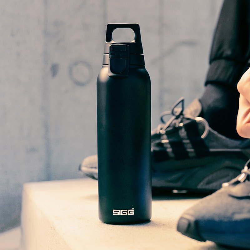 瑞士百年 SIGG 弹盖轻量保温瓶  550ml - 纯黑 - 保温瓶/保温杯 - 不锈钢 黑色