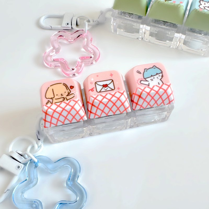 “Love Letter”造型键帽钥匙圈 疗愈小物，有可爱的狗狗猫猫图案 - 吊饰 - 塑料 