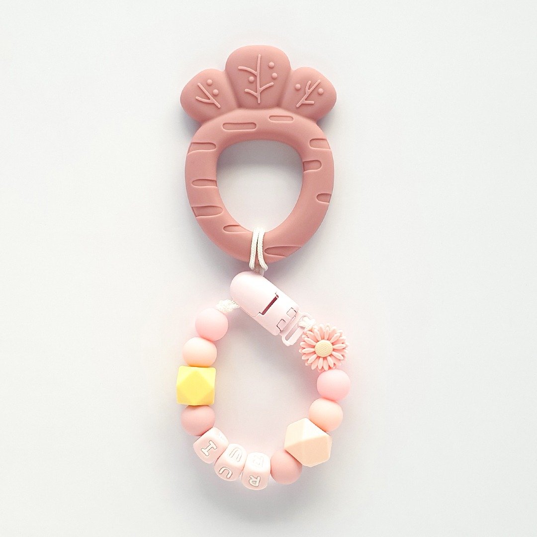 RUI 雏菊 珊瑚红胡萝卜固齿器 / 定制化奶嘴链 - 玩具/玩偶 - 其他材质 多色