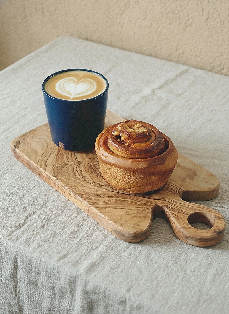 橄榄木起司砧板 带手柄早餐盘・分享盘・日常餐桌器物 - 托盘/砧板 - 木头 