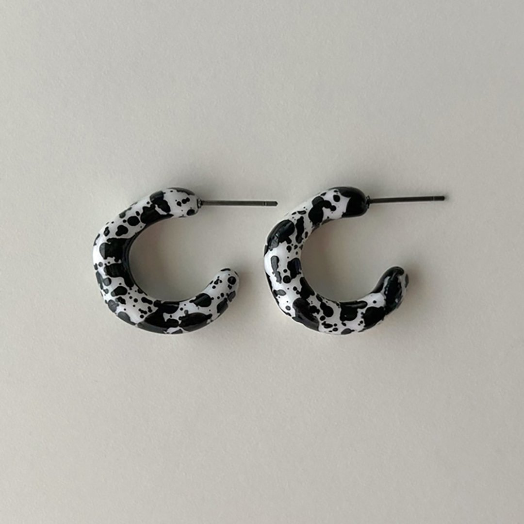 泼墨点点C字耳环 Marble stain Earrings - 耳环/耳夹 - 压克力 多色