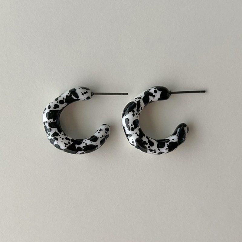 泼墨点点C字耳环 Marble stain Earrings - 耳环/耳夹 - 压克力 多色