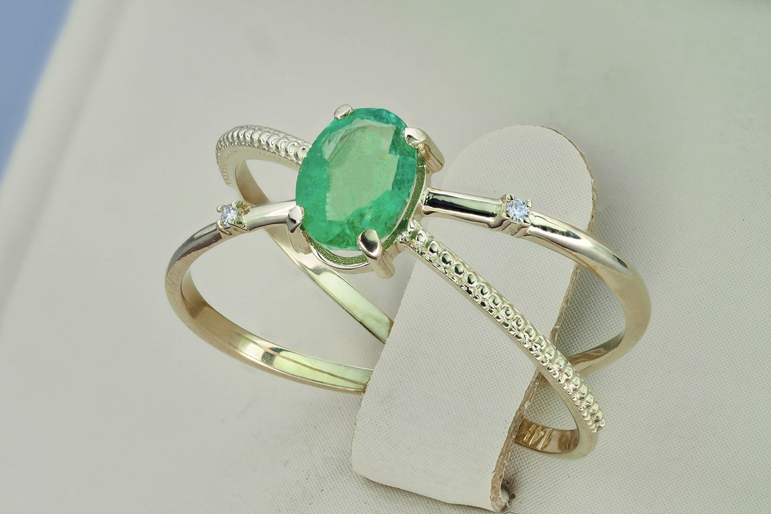 Minimalism style yellow gold ring with natural emerald and diamonds. - 戒指 - 贵金属 金色