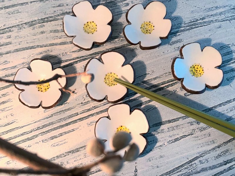 黑色滚边小白花酱碟筷子架(售完再制款)_陶器筷架 - 筷子/筷架 - 陶 白色