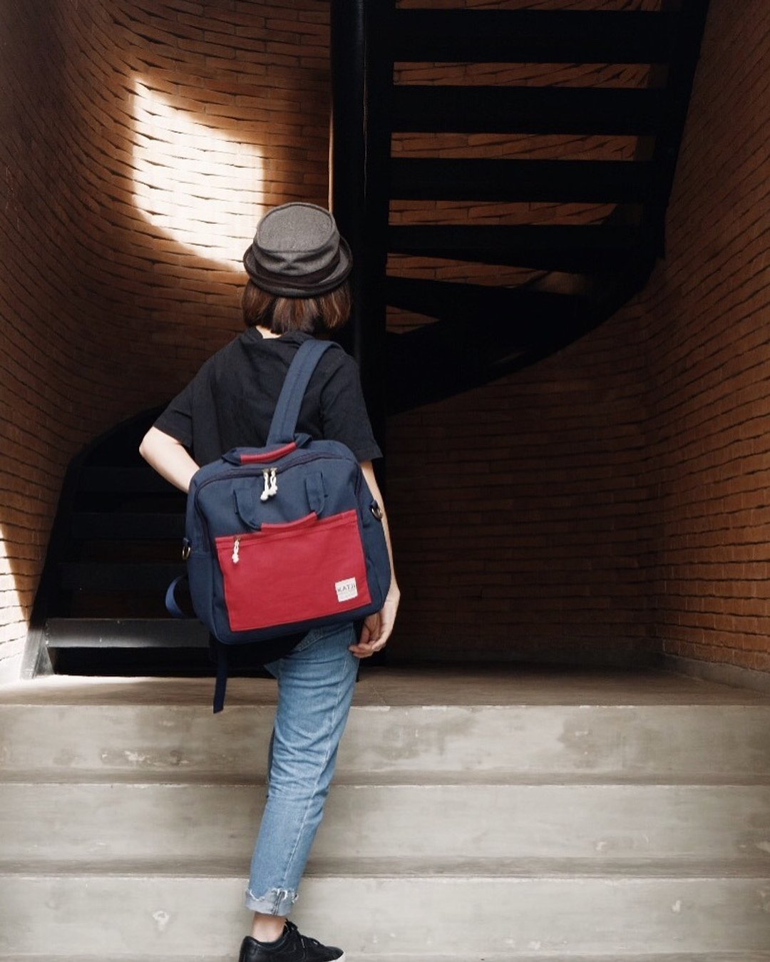 SQUARE UP BAG : NAVY-RED COLOUR - 后背包/双肩包 - 其他材质 红色