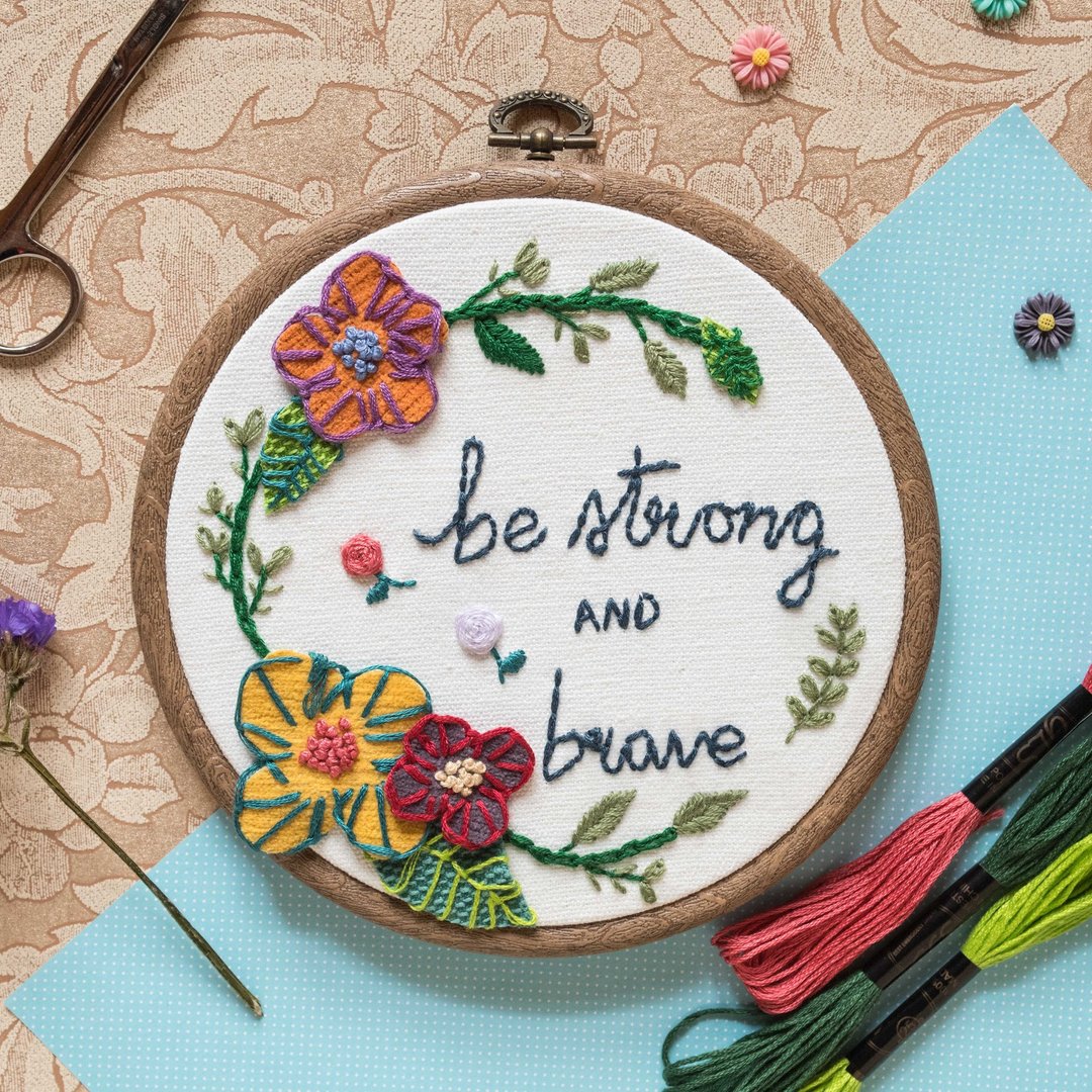手作立体花儿刺绣框礼物－"Be strong and brave" - 全人手制作 - 墙贴/壁贴 - 棉 多色