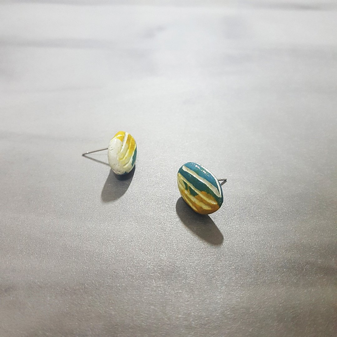 蓝黄彩绘雕刻线条/椭圆型手作耳环/贴耳式耳针/earrings - 耳环/耳夹 - 粘土 多色