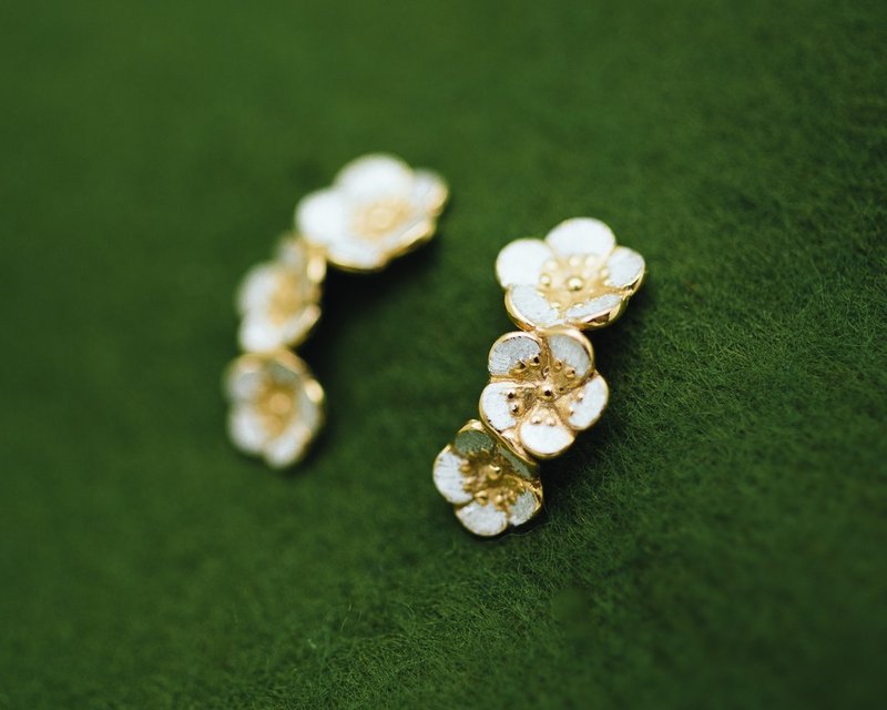 Ume Plum Blossom earrings - 3-flower - pierce earrings - 耳环/耳夹 - 银 金色