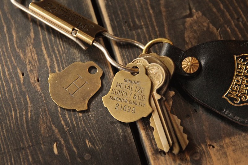 【METALIZE】老饭店黄铜吊饰(盾型) - 其他 - 铜/黄铜 