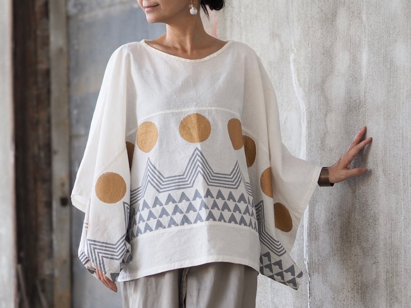 木版印刷 × 麻棉混纺 / 和服式宽松上衣 - 女装衬衫 - 棉．麻 白色