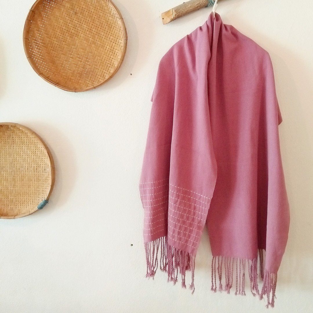 Thai vegetable dye embroidery shawl / hand-woven / 164cm / pink - 围巾/披肩 - 棉 粉红色