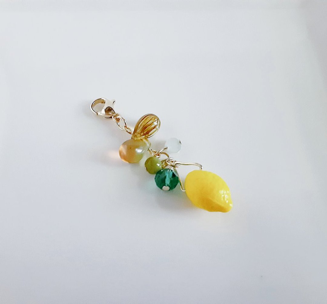 柠檬好可爱 水滴与玻璃珠的层叠口罩吊饰 钥匙圈 吊饰 水果造型 拉链吊饰 礼物 - 吊饰 - 其他材质 黄色