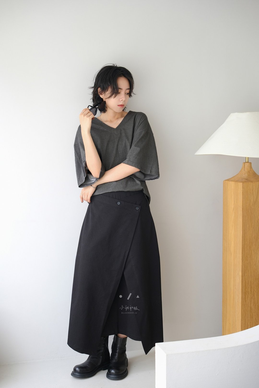V领水洗染色宽松上衣 - 2色 - 深灰 - 女装 T 恤 - 棉 灰色