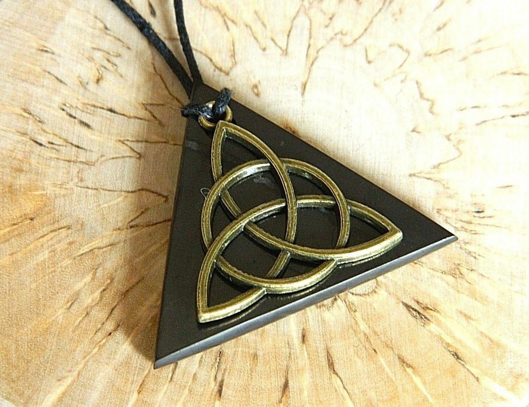 Shungite pendant, triangle necklace, magic node jewelry, healing stone - 项链 - 石头 黑色
