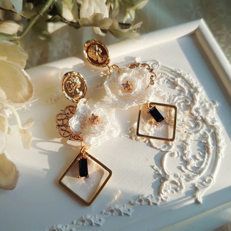 山茶花光影・金框垂坠耳环 日系微钩手作【现货】 - 耳环/耳夹 - 绣线 白色