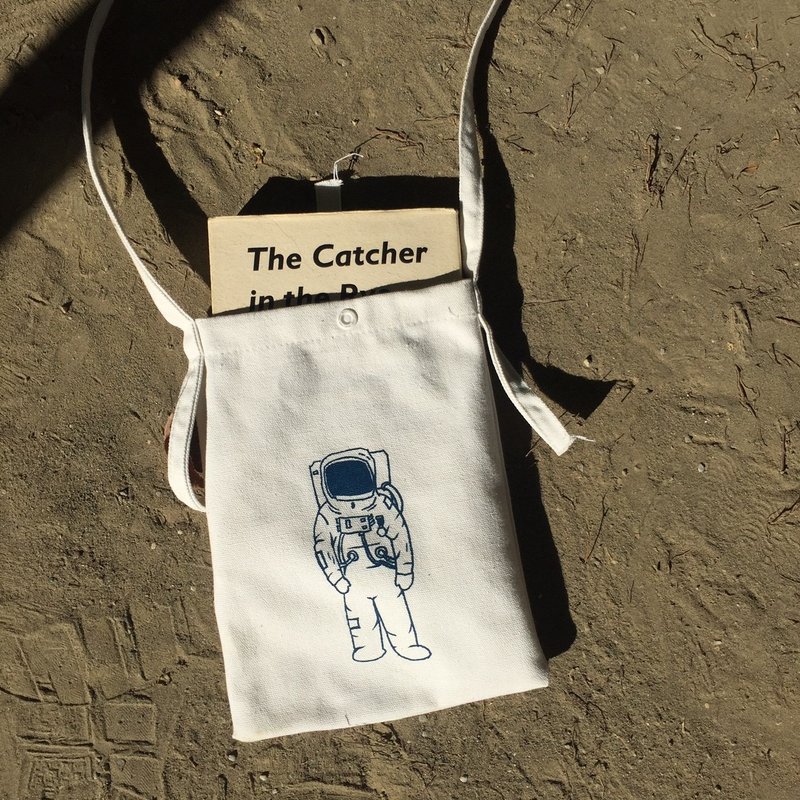 太空人小小的登陆地球 手工绢印帆 布包袋 - 侧背包/斜挎包 - 棉．麻 白色