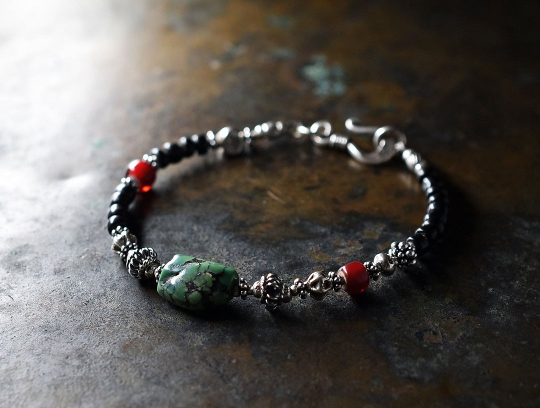 Old Tibetan turquoise and colorful Karen Silver, jet black beads, dark red white hearts bracelet - 手链/手环 - 宝石 黑色