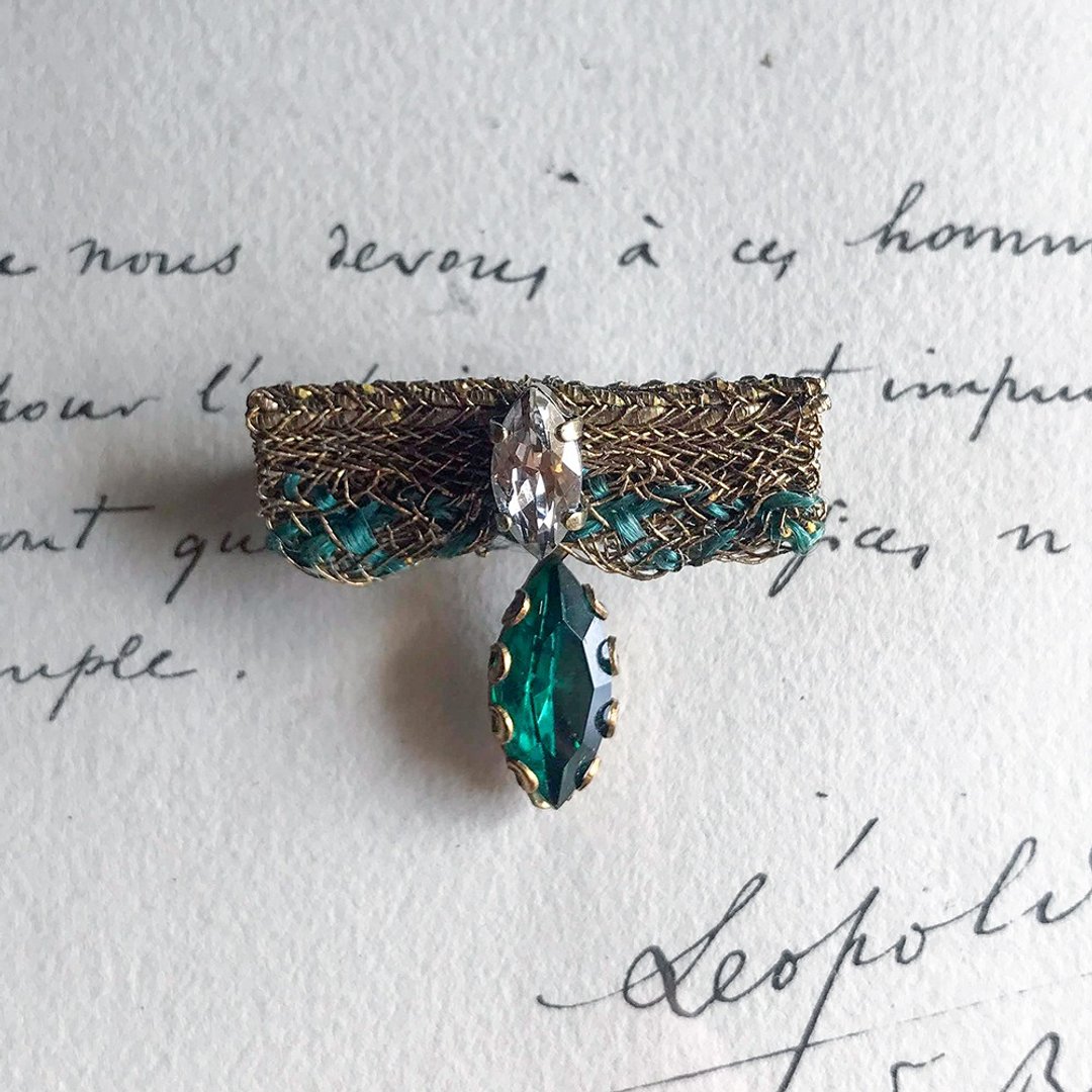 Curtain call Brooch green - 胸针 - 聚酯纤维 绿色