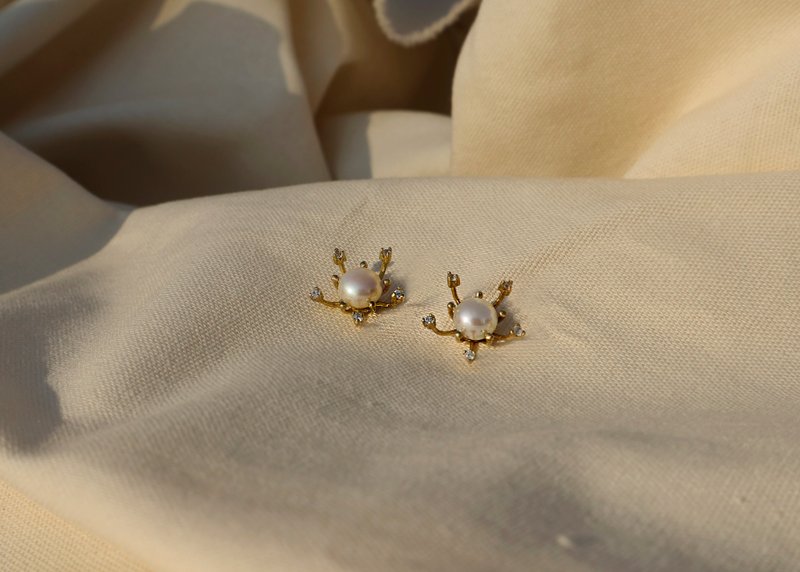 圆氐  春分新生  花苞珍珠环抱925银针耳环 - 耳环/耳夹 - 铜/黄铜 金色