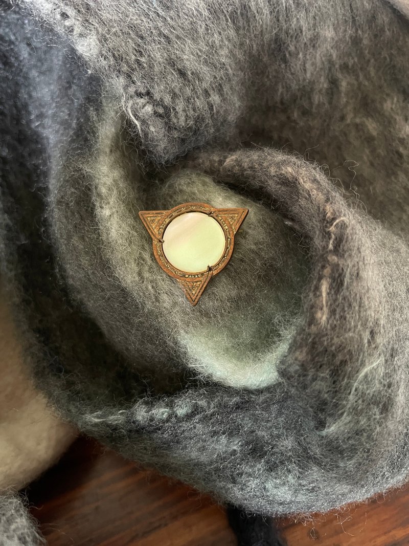 金银宝贝古典三角图腾珍珠贝别针胸针心口针 - 胸针 - 其他金属 金色