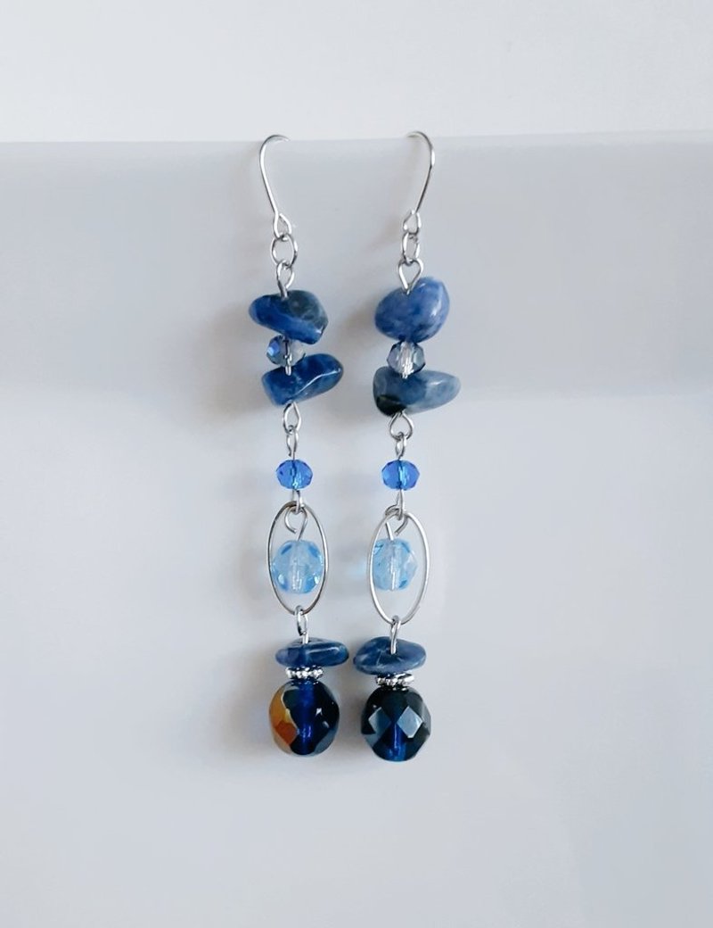 方钠石、椭圆形圈形和捷克珠耳针，天然石，蓝色，礼物，摆动设计，时尚单品，防过敏耳针或可更换耳夹 - 耳环/耳夹 - 半宝石 蓝色