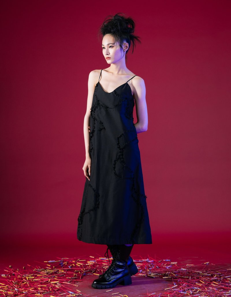 蜂炮炸裂毛边洋装 - 洋装/连衣裙 - 棉．麻 黑色