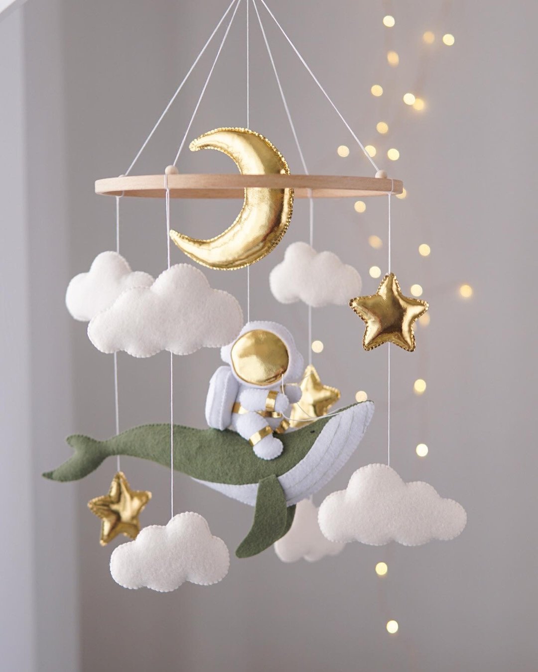 Astronaut and whale neutral mobile. Baby shower gift. Nursery crib toys - 婴儿饰品 - 羊毛 