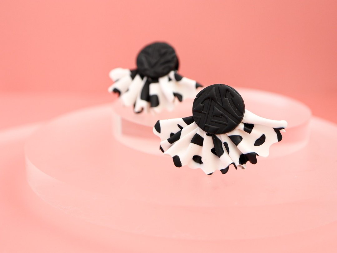 Dalmatian pattern frill earrings/ Clip-On/black/allergy to metal/polymer clay/32 - 耳环/耳夹 - 粘土 黑色
