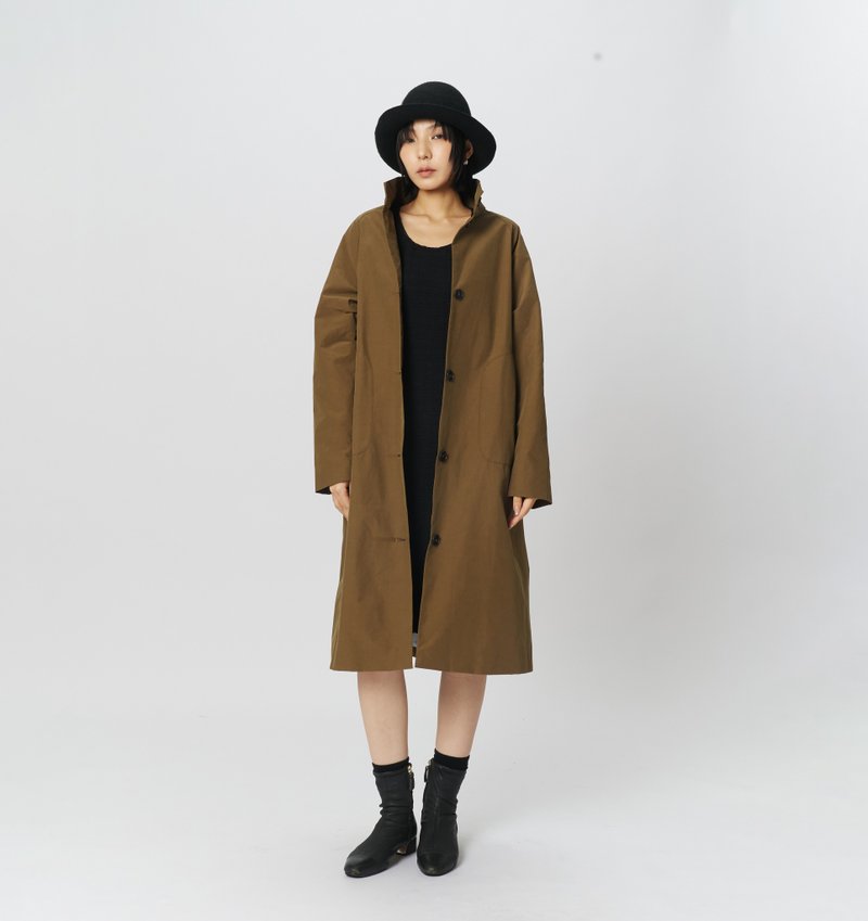 优雅立领长版风衣外套 深卡其色 防泼水 - 女装休闲/机能外套 - 聚酯纤维 卡其色