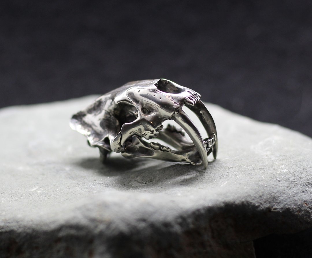 Smilodon Saber-toothed tiger pendant. Prehistoric cat pendant. Moving jaw - 项链 - 其他材质 