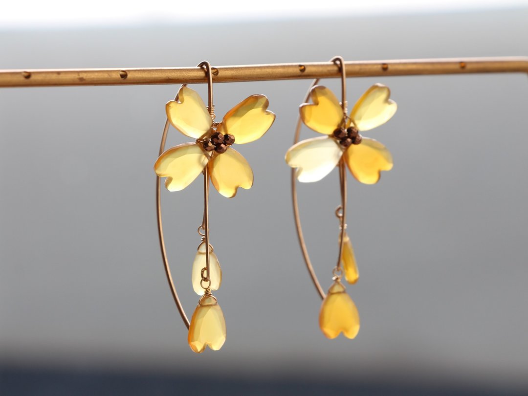 14kgf-sprinkle flower V hook pierced earrings - 耳环/耳夹 - 其他金属 黄色
