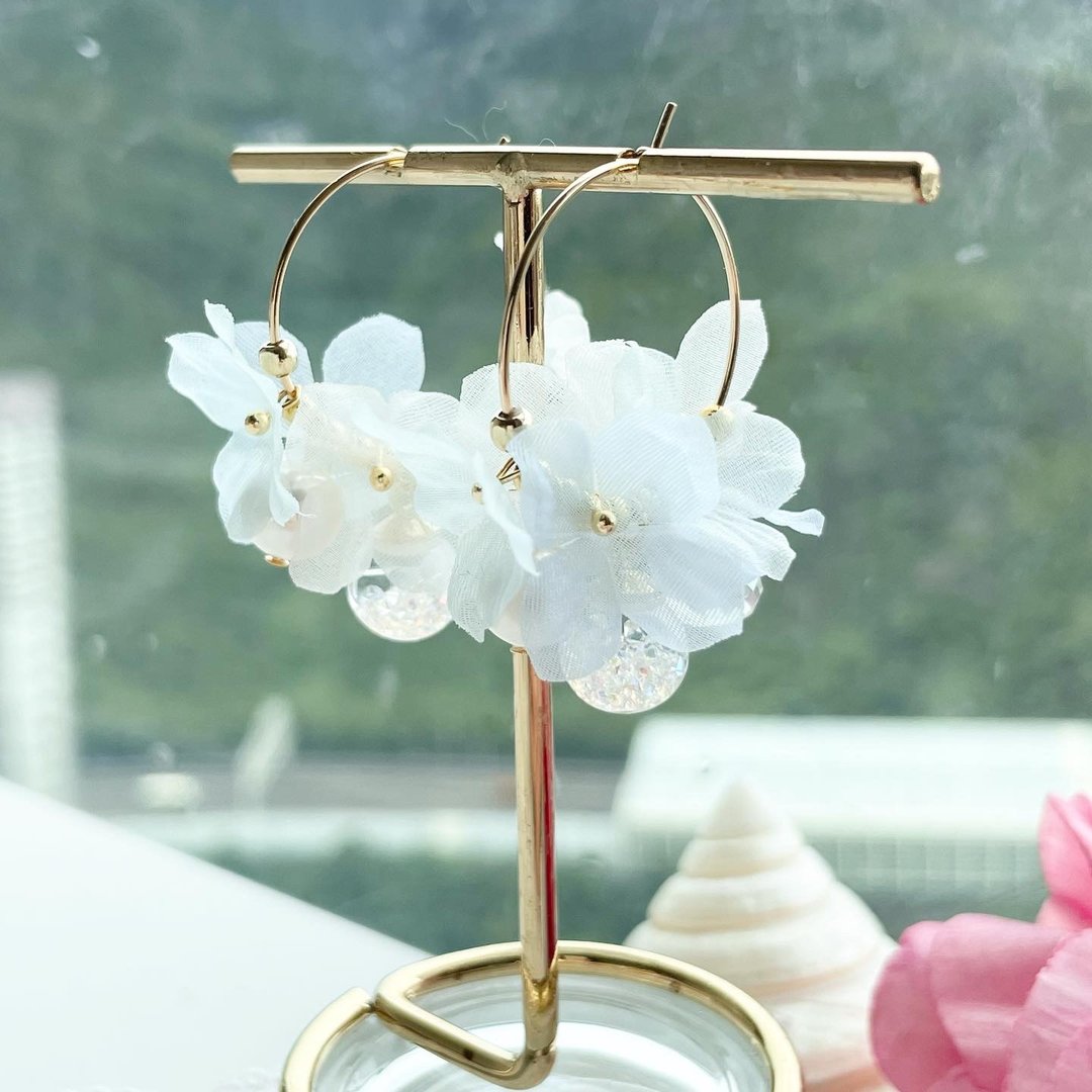 Rosy Garden 雪纱绣球花耳环 耳圈款 仅限耳针 - 耳环/耳夹 - 玻璃 白色
