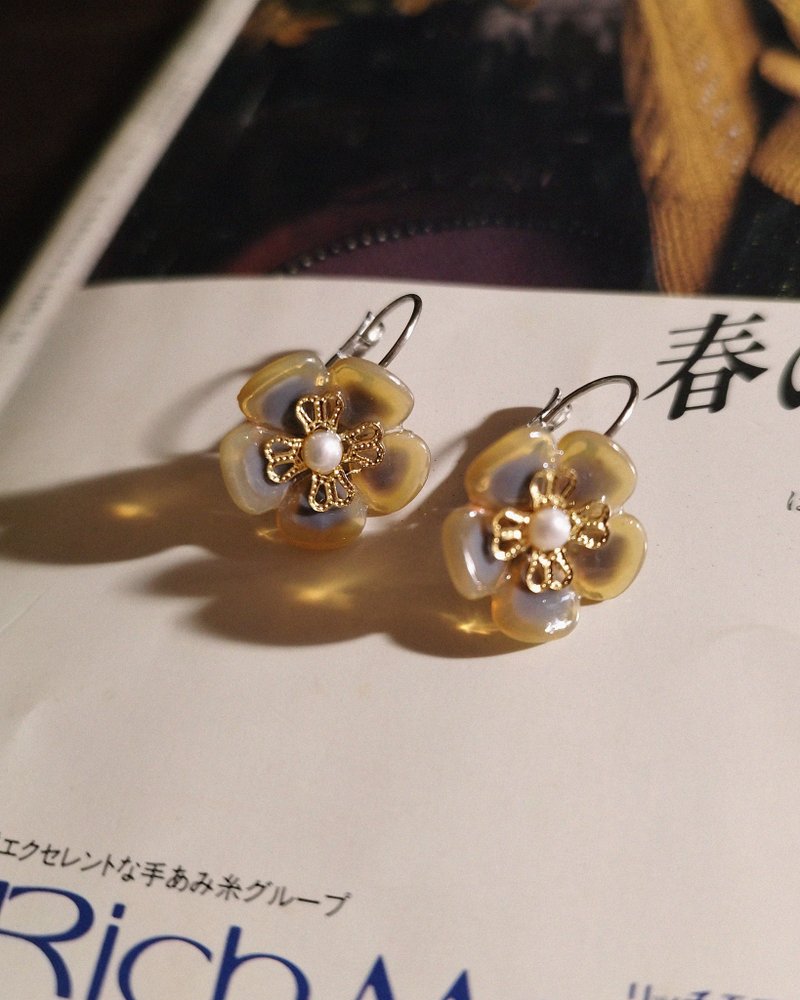 朱槿花法式耳环 / 奶糖与米珍珠 - 耳环/耳夹 - 琉璃 卡其色