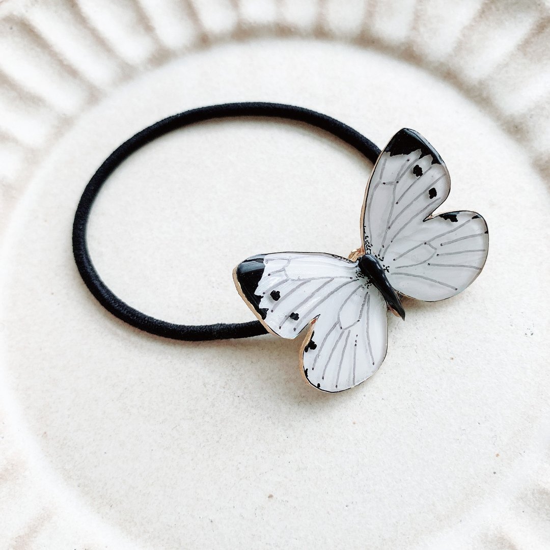 Cabbage butterfly hair ornament medium size - 发饰 - 塑料 白色