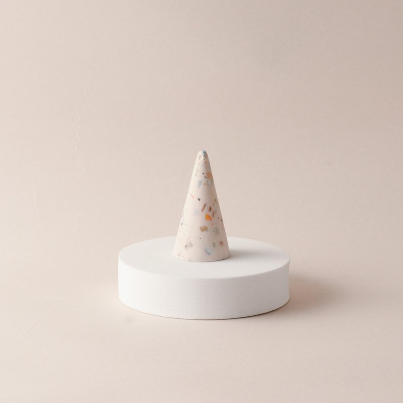 Jesmonite英国矿石树脂/戒指架 - 走在沙滩上戒指架 - 摆饰 - 环保材料 白色