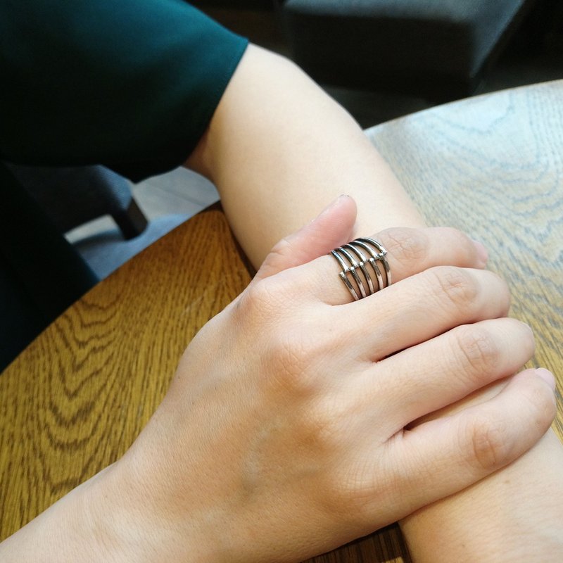 holding hands a ring_牵手a戒指 | 925纯银 设计师手作 情人节 - 戒指 - 银 银色