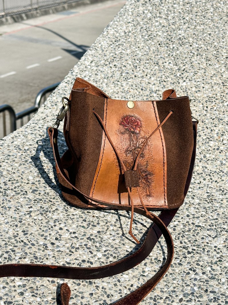 Manzoku | 可订制 | 纯手工皮革雕刻玫瑰花麂皮拼接 全真皮水桶包 - 束口袋双肩包 - 真皮 