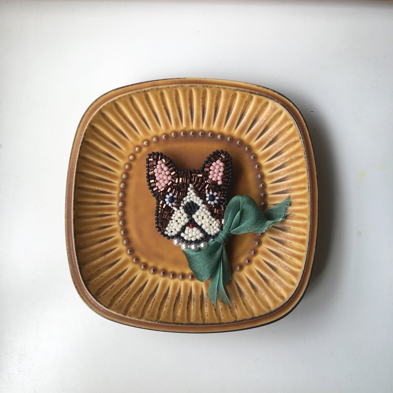Tearoom I 斗牛犬小姐刺绣胸针 - 胸针 - 珍珠 绿色